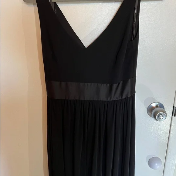 Elegant Black Vera Wang Sleeveless Dress - Picture 9 of 16